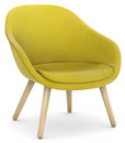 About A Lounge Chair Low AAL 82, Hallingdal 420 - jaune, Chêne laqué, Avec coussin d'assise