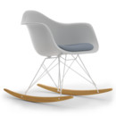 Eames Plastic Armchair RE RAR avec rembourrage, Coton blanc, Avec coussin d'assise, Bleu foncé / ivoire, Sans passepoile, Blanc/érable nuance de jaune